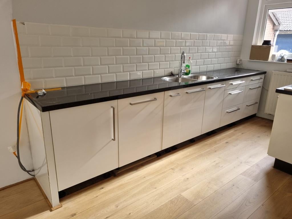 Tulp keuken met stenen blad en Siemens/Bosch apparatuur, Gebruikt, Wit, Graniet of Steen, Enkelwandige keuken