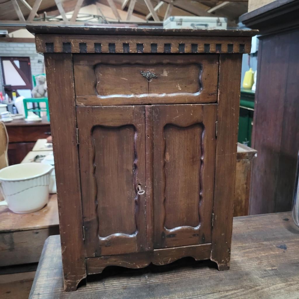 Brocante oude kleine kast kastje hangkastje keukenkastje, Ophalen