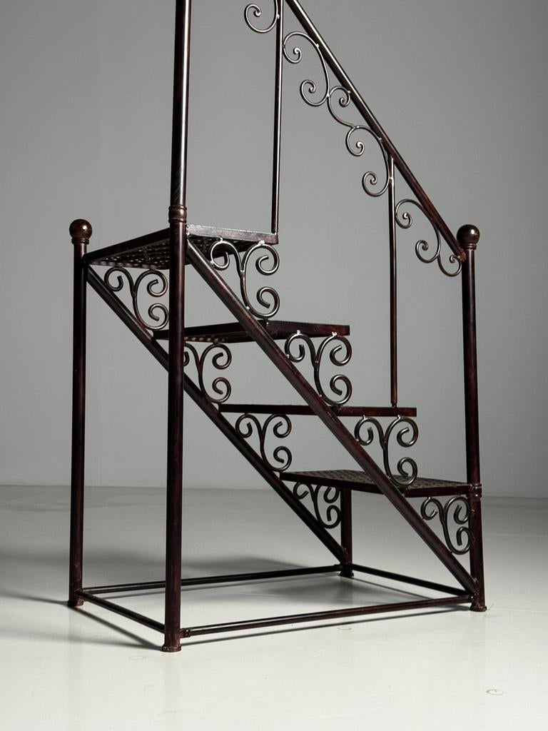 Bibliotheektrap metaal klassiek, Ophalen