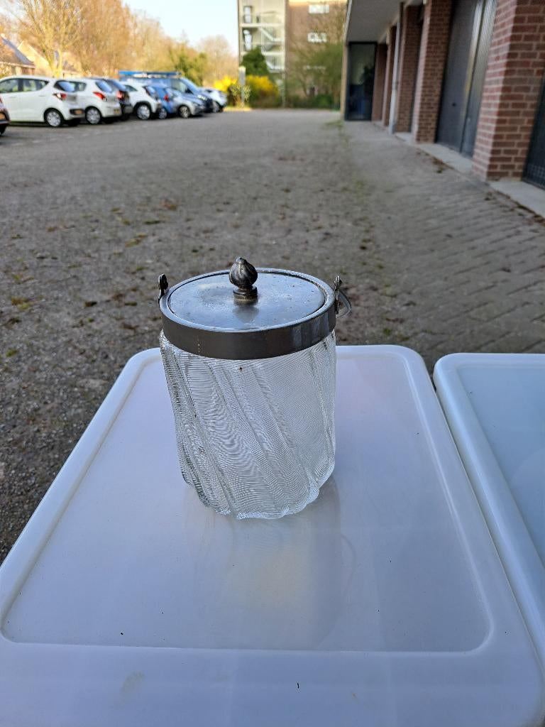 Antieke koekjespot, Ophalen