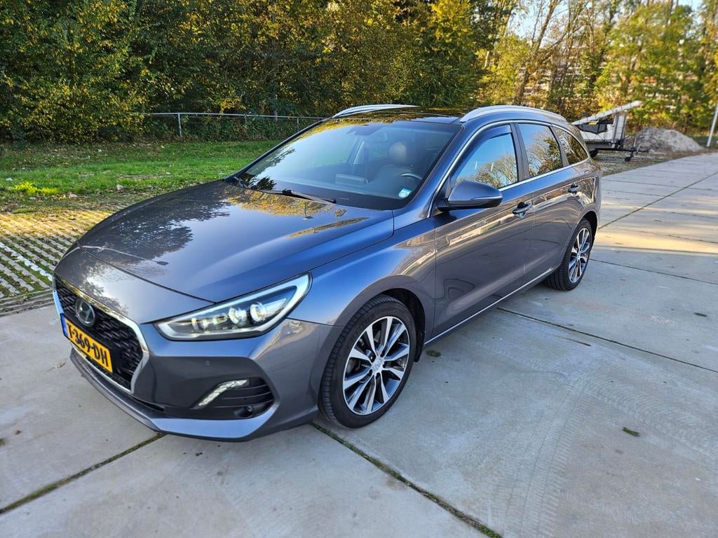 Hyundai i30 1.4 T-gdi 140pk 7-DCT 2020 Grijs, Auto's, Hyundai, 1353 cc, Zwart, 4 cilinders, Leder