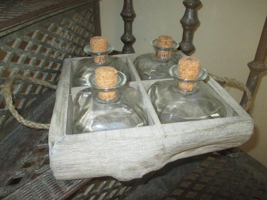 glazen flesjes in houten draagbakje, Ophalen of Verzenden, Overige kleuren, Glas, Minder dan 50 cm