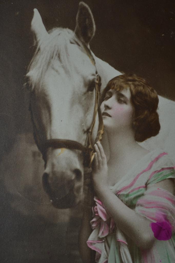 FRANKRIJK 1922 VROUW MEISJE MET WIT PAARD, Ophalen of Verzenden, 1920 tot 1940, Gelopen, Sterren en Beroemdheden