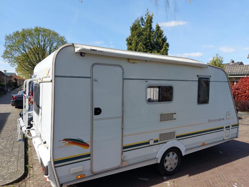 Swift Toscane 450/2 uit 1999. IN PRIJS VERLAAGD, Caravans en Kamperen, Caravans, Particulier, tot en met 4, 750 - 1000 kg, Treinzit