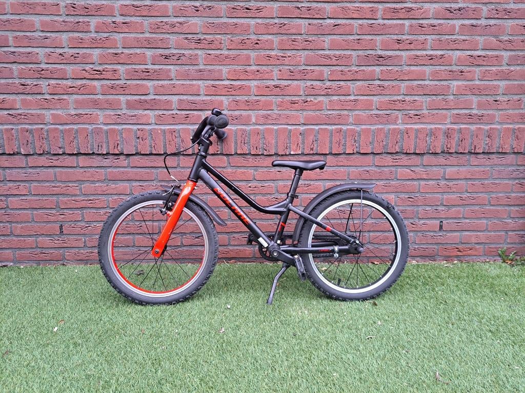 Jongensfiets 18 inch + gratis AGU helm, Ophalen, Zo goed als nieuw, 18 inch