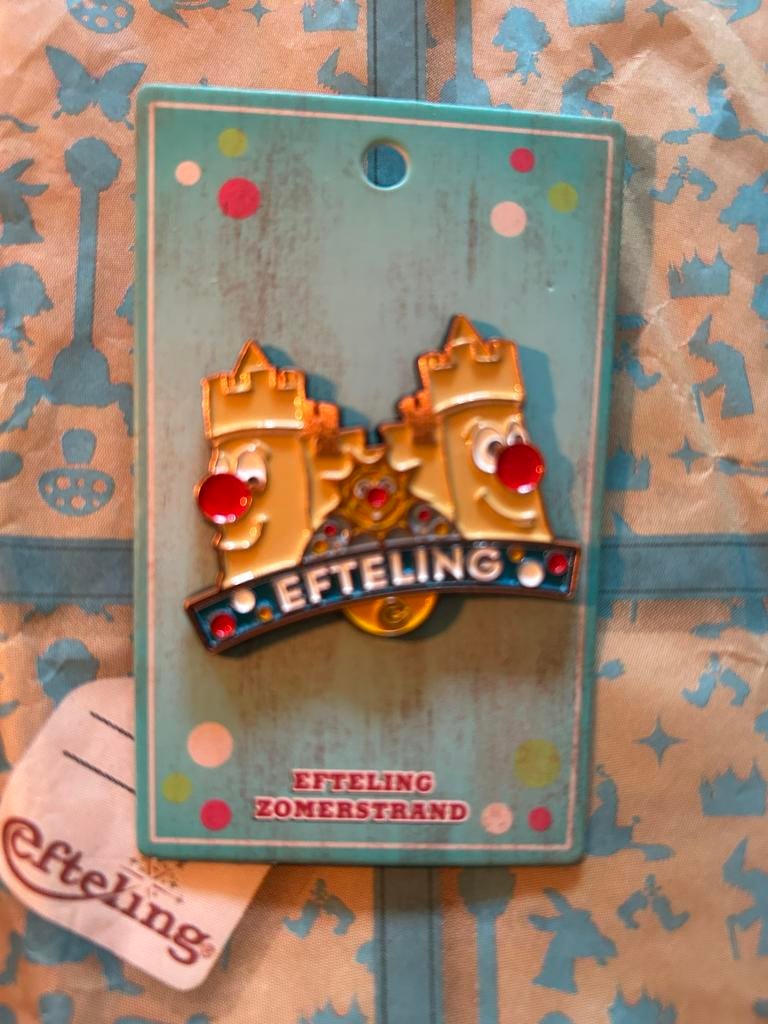 Efteling Zomerstrand Pin - Kasteel met Rode Neuzen, Verzamelen, Efteling, Nieuw, Button of Speldje, Ophalen of Verzenden