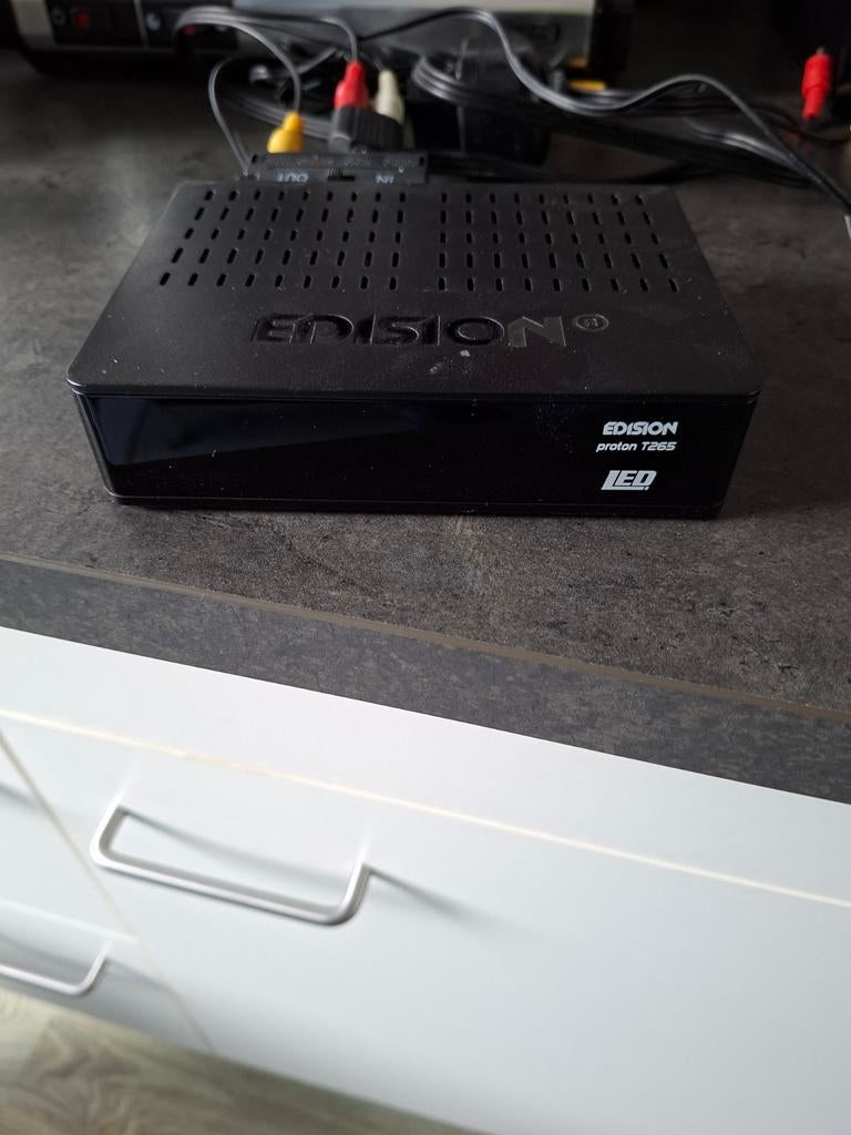 Edision Proton T265 LED DVB-T2/C Digitale Ontvanger, Ophalen, Zo goed als nieuw, Decoder