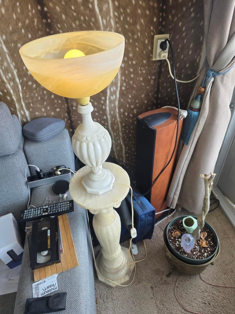 Antieke crèmekleurige marmeren lamp met pilaar, Ophalen of Verzenden