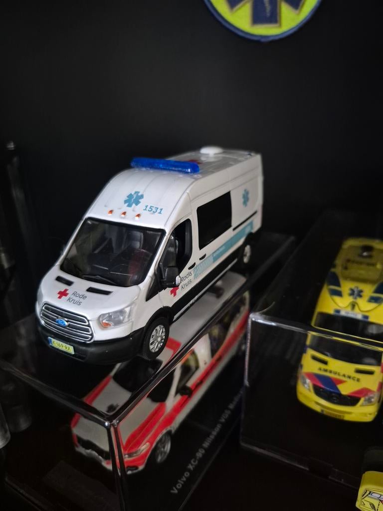 Ambulance rode kruis 1:43, Ophalen of Verzenden, Auto, Overige merken