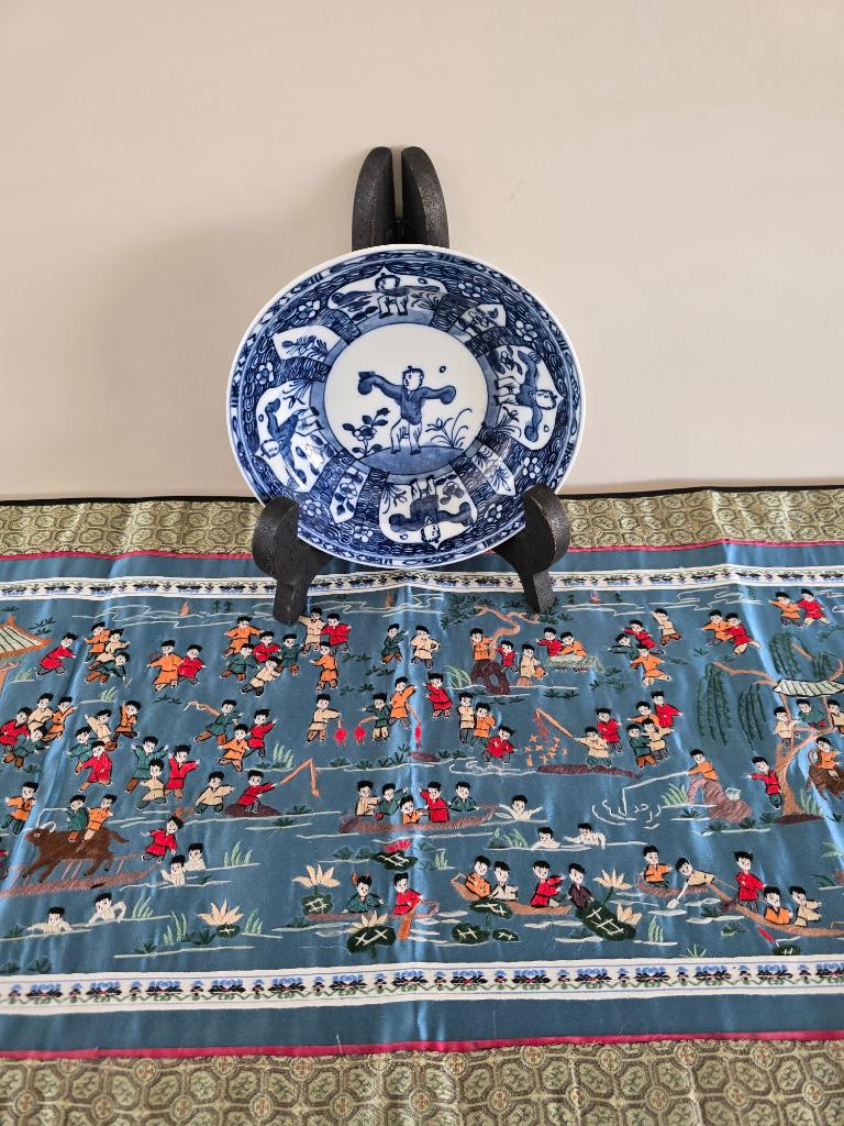 Blauw-witte porseleinen schaal geborduurde tafelloper China, Antiek en Kunst, Ophalen of Verzenden