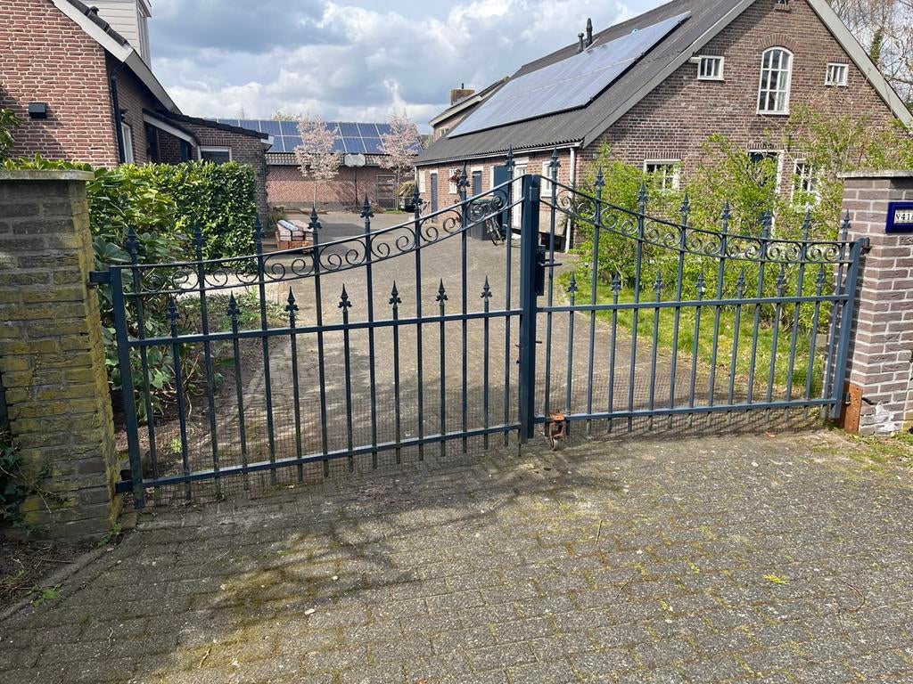 Dubbele poort hek 4.10m met klassieke details., Tuin en Terras, Tuinhekken en Hekwerk, Ophalen of Verzenden, Gebruikt, IJzer, Sierhekwerk