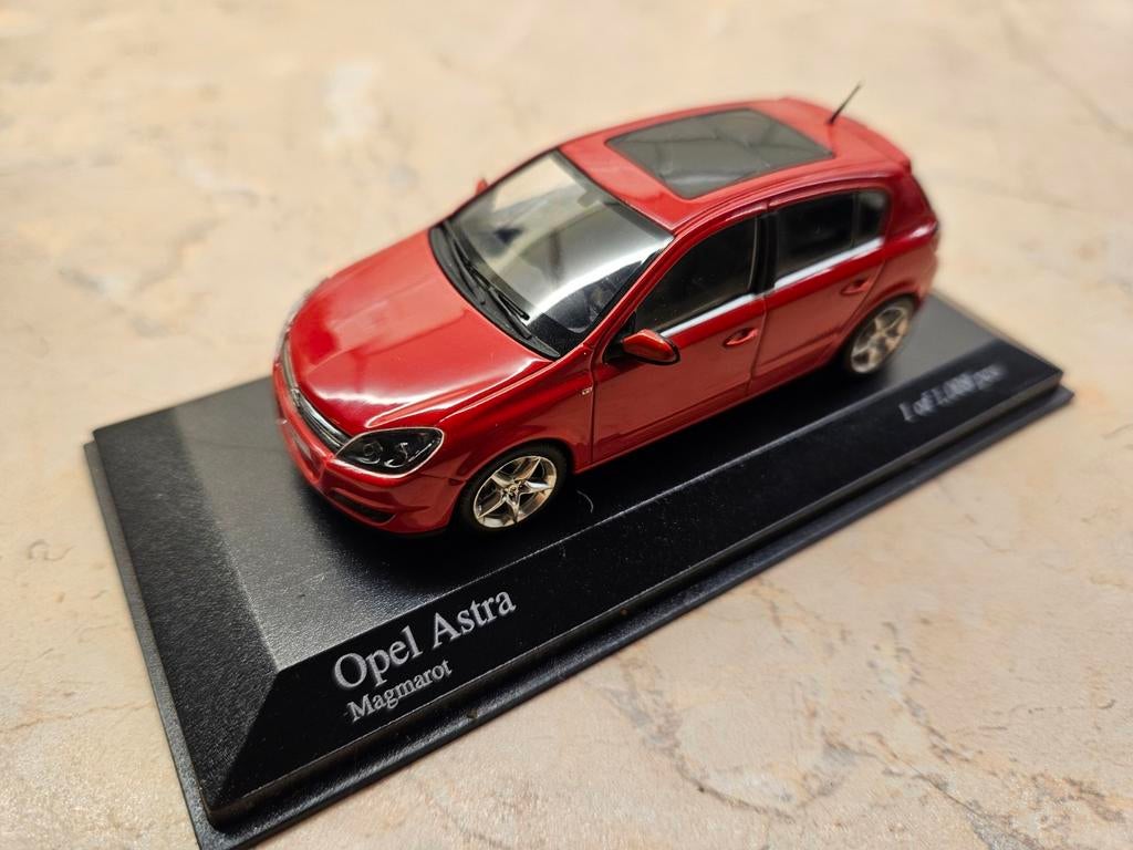 Minichamps Opel Astra H 2004 Magmarot 1:43, Ophalen of Verzenden, Nieuw, Auto, MiniChamps