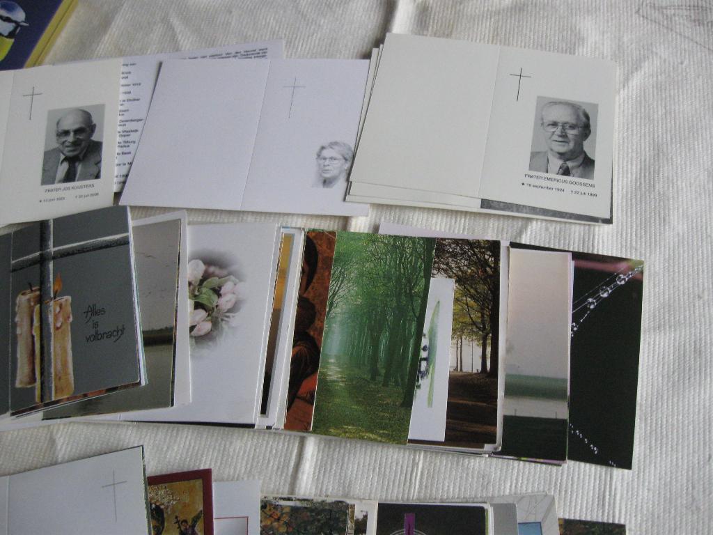 704-707 ruim 100 bidprentjes van na 1970, Verzenden