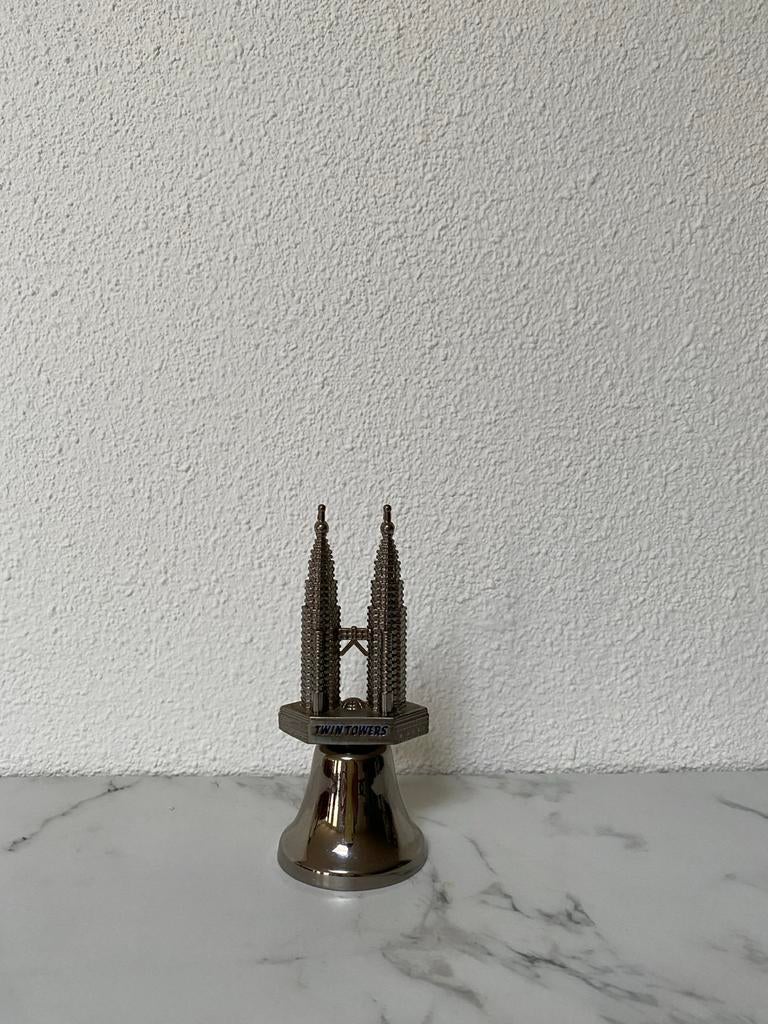 Bell met Petronas Twin Towers, Ophalen of Verzenden