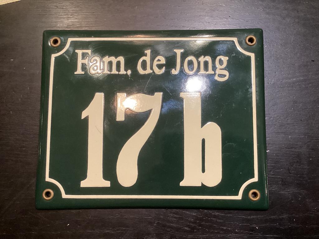 Emaille bord huisnummer 17 B Fam.de Jong NAGENOEG NIEUW, Ophalen of Verzenden