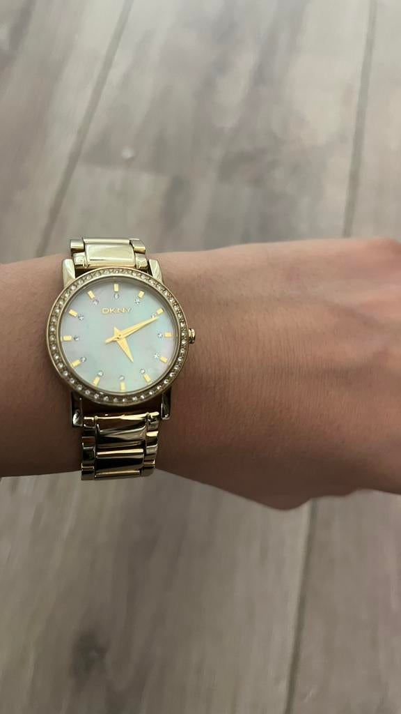 DKNY goudkleurige dameshorloge, Sieraden, Tassen en Uiterlijk, Horloges | Dames, Ophalen, Zo goed als nieuw, Staal, DKNY