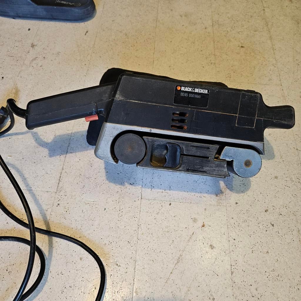 Bandschuurmachine Black & Decker 950 Watt weinig gebruikt., Doe-het-zelf en Verbouw, Gereedschap | Schuurmachines, Ophalen, Gebruikt