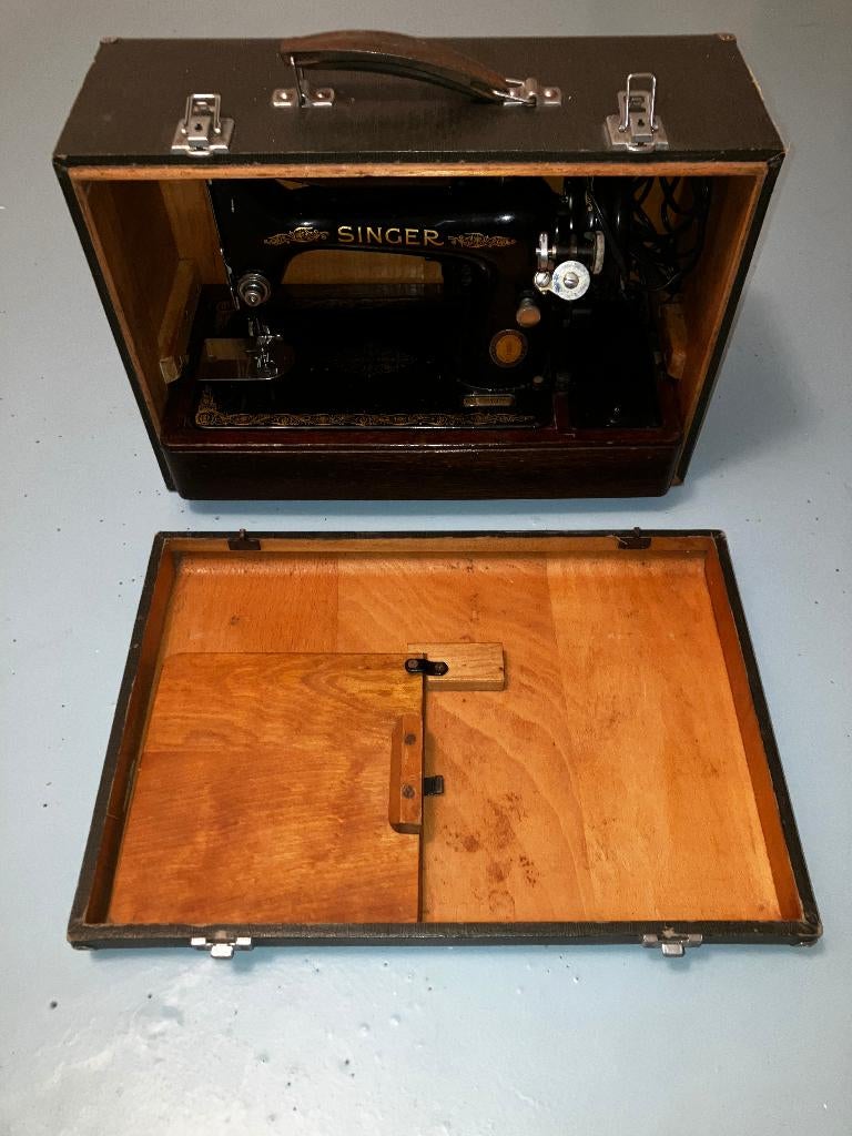 Antieke Singer 66K (1920) elektrisch + koffer & accessoires, Ophalen