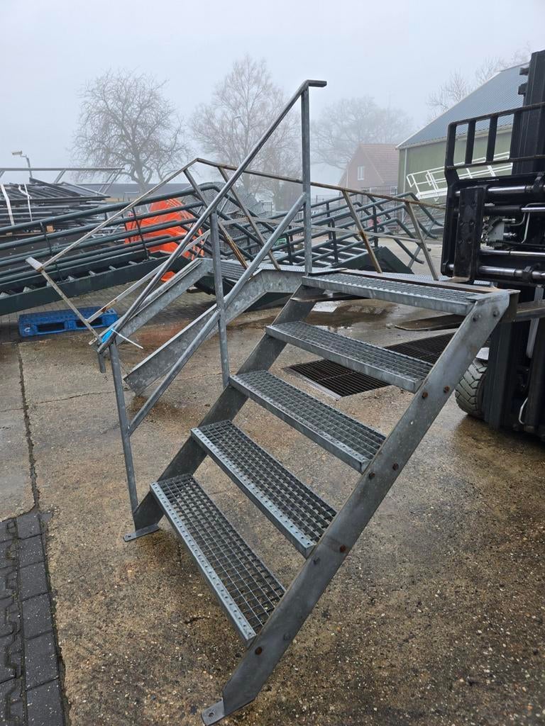 Stalen trap gegalv. Hoog 1,15 mtr. Nob199, Doe-het-zelf en Verbouw, Ladders en Trappen, Ophalen, Zo goed als nieuw, 2 tot 4 meter