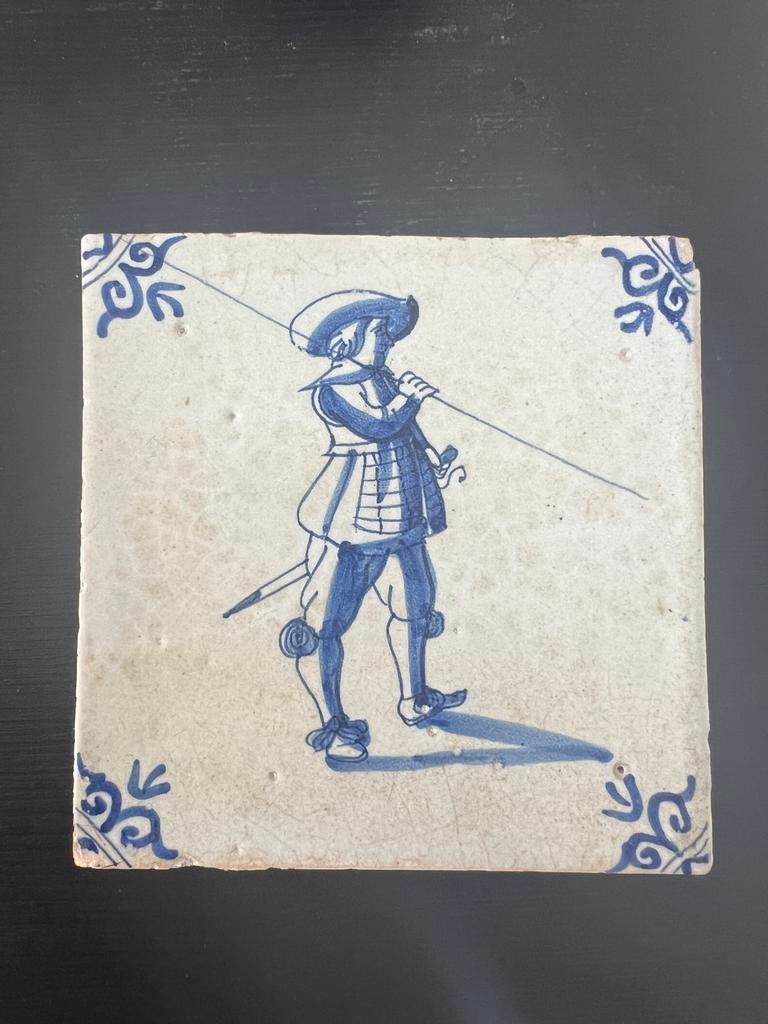 17e eeuwse Delfts blauwe tegel - Soldaat, Antiek en Kunst, Ophalen of Verzenden