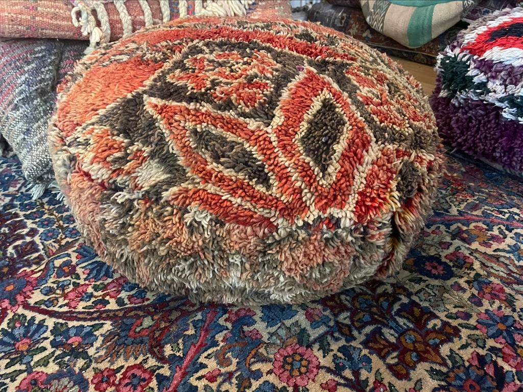 vintage poefen gemaakt van handgeknoopte wollen tapijten, Digital8, 50 tot 75 cm, Ophalen of Verzenden, Zo goed als nieuw