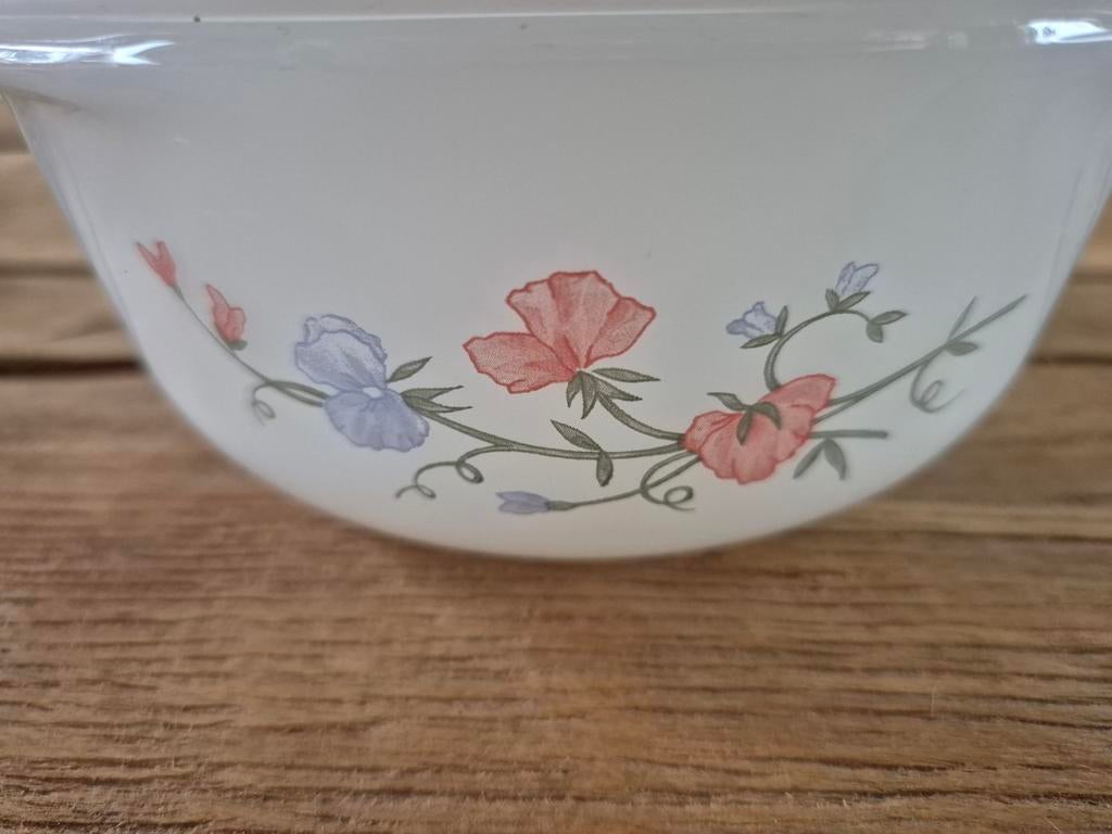 Arcopal ovenschaal met korenbloem en klaprozen, Ophalen of Verzenden, Overige stijlen, Glas, Schaal of Schalen