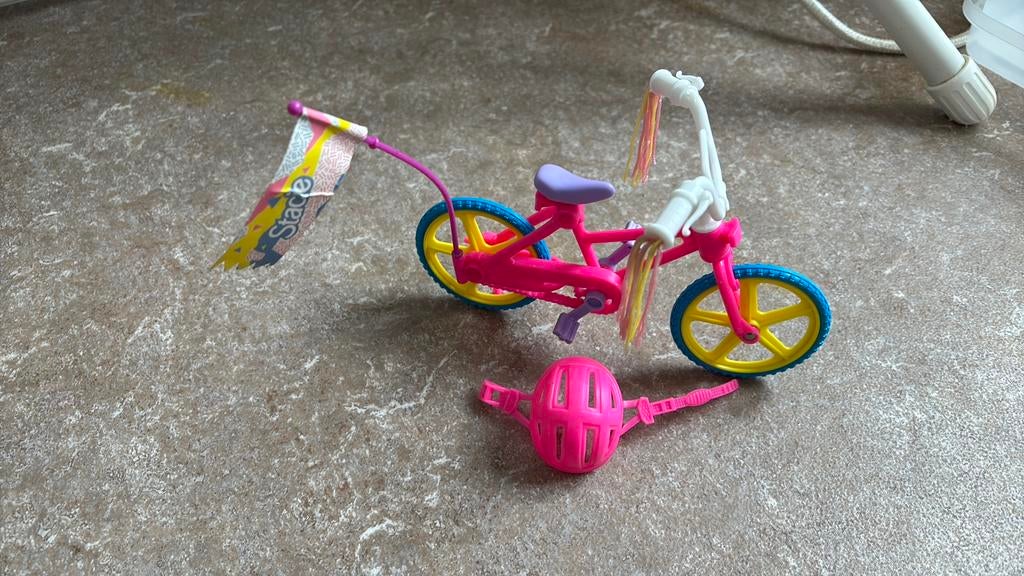 Stacy van barbie fietsje met helm, Ophalen of Verzenden, Gebruikt, Barbie