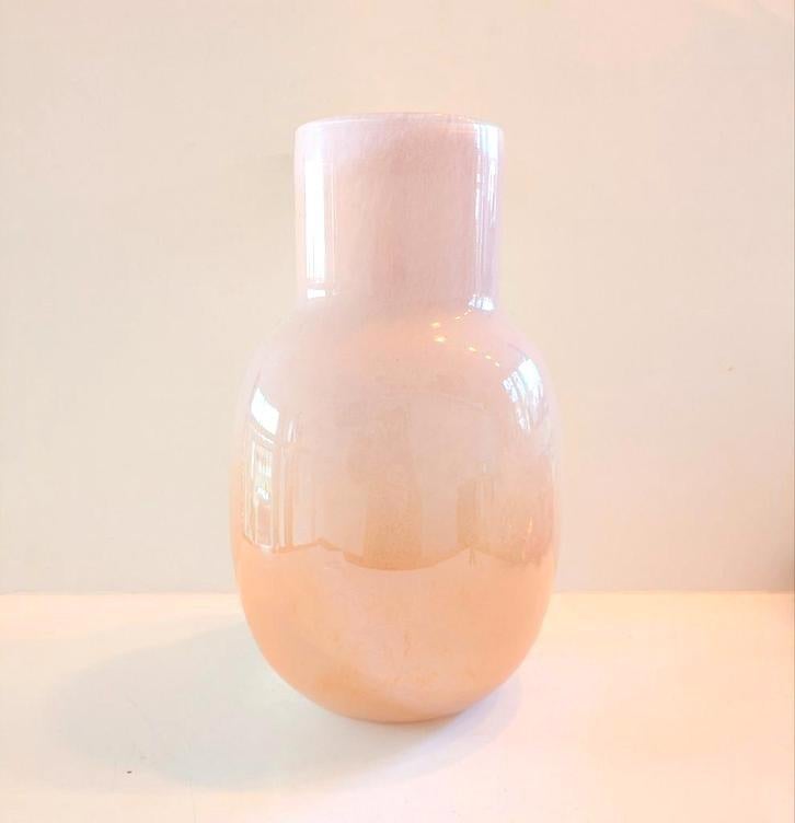 Grote roze vaas van glas - Jysk 30 cm, Overige kleuren, Aardewerk of Porselein, Ophalen of Verzenden, Zo goed als nieuw