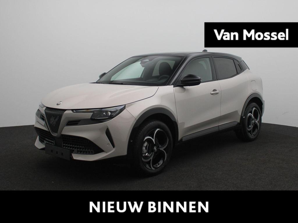 Alfa Romeo Junior 1.2 Turbo Ibrida Ti | Navigatie | Camera |, 145 pk, Stof, 1280 kg, Euro 6