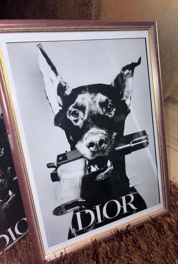 Dior hond met pistool - Ingelijste print, Ophalen of Verzenden, Zo goed als nieuw, Print, Minder dan 50 cm