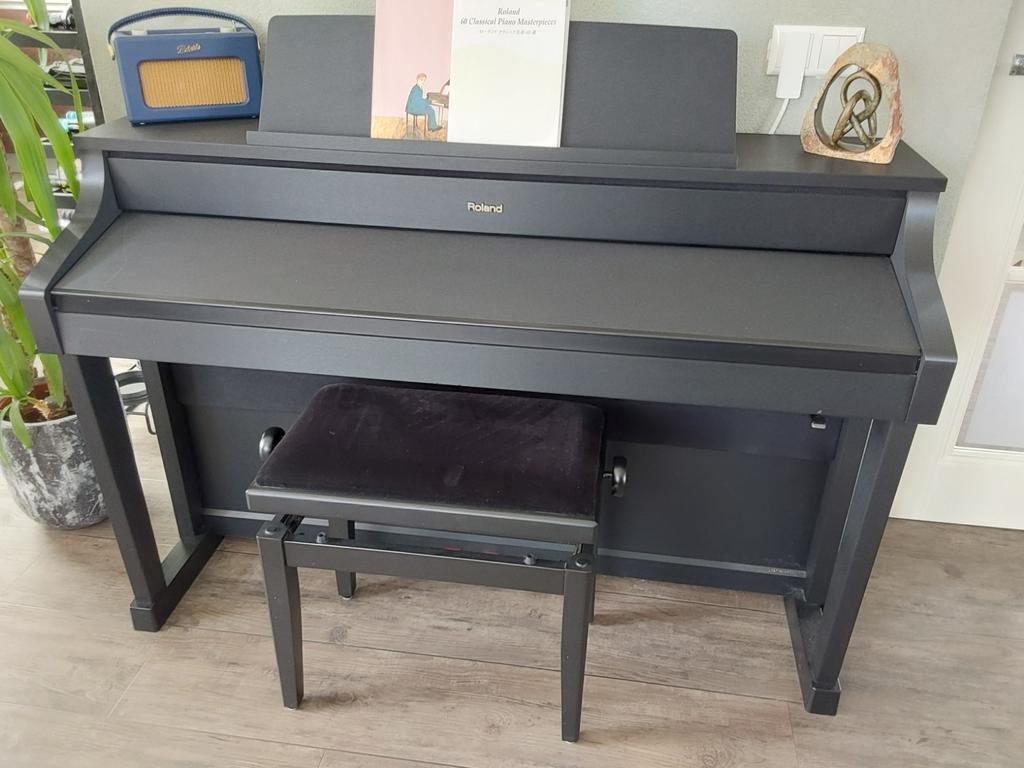 Roland HP507 digitale piano, Muziek en Instrumenten, Piano's, Ophalen of Verzenden, Zo goed als nieuw, Zwart