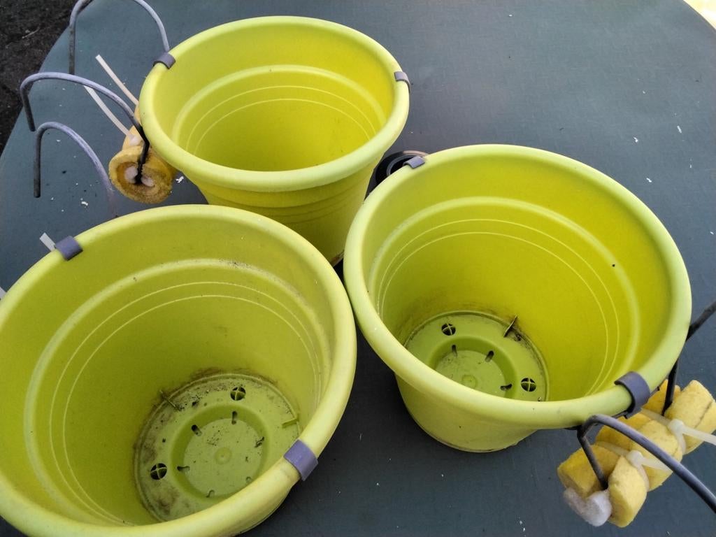 Drie groene bloempotten met haken voor hangplanten, Ophalen, Kunststof, Minder dan 30 cm, Rond