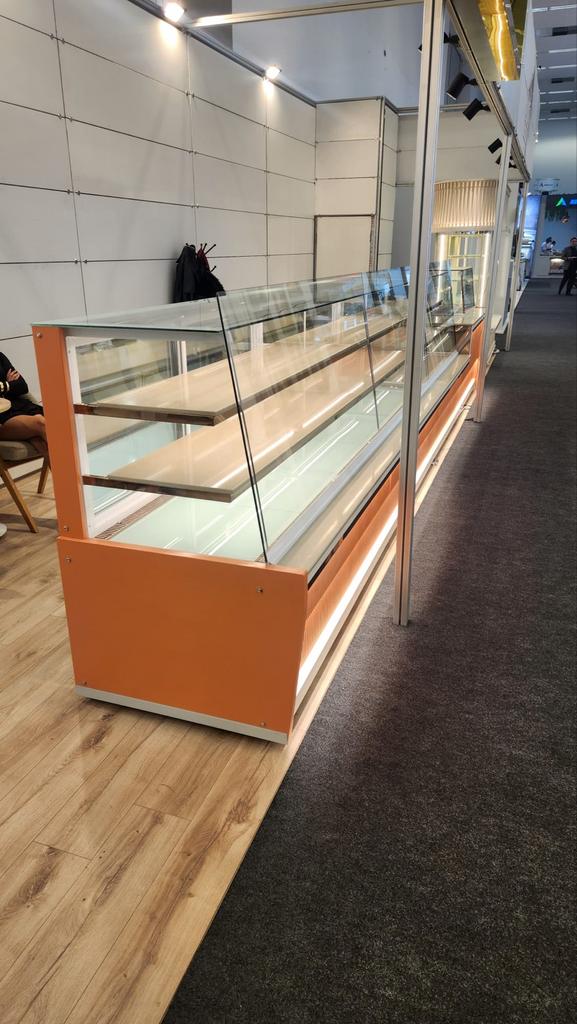 Bakkerij Toonbank 6.5m | Koelvitrine + Saladebar | Showroom, Maatwerk, 3044AS, Koelen en Vriezen, Ophalen of Verzenden