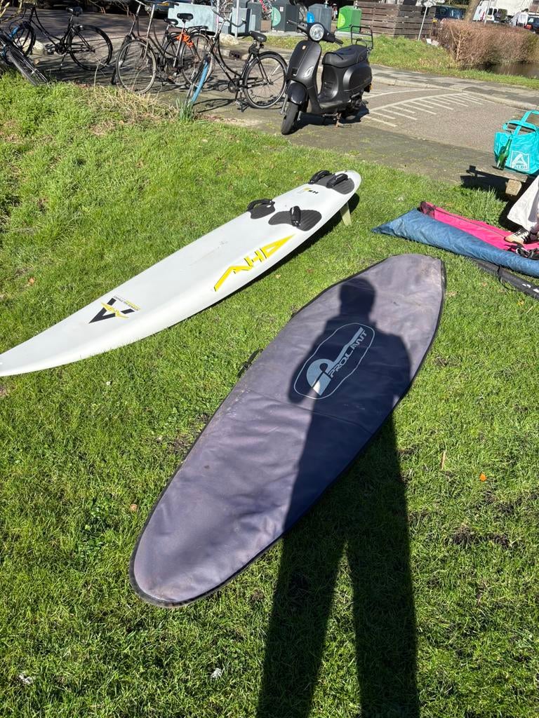 Slalom windsurf bord plus zeilen en mast, Ophalen, Gebruikt, Met draagtas, 5 tot 7 m²