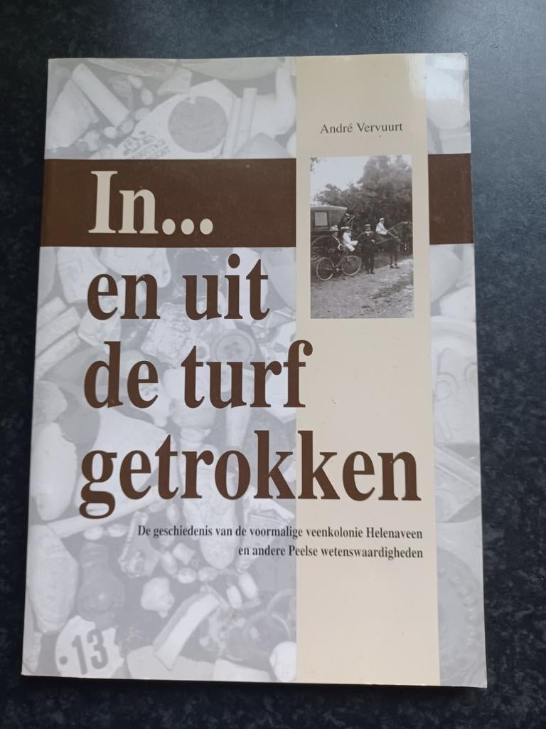 Boek In en uit de turf getrokken Veenkolonie Helenaveen, Ophalen, 20e eeuw of later, Gelezen