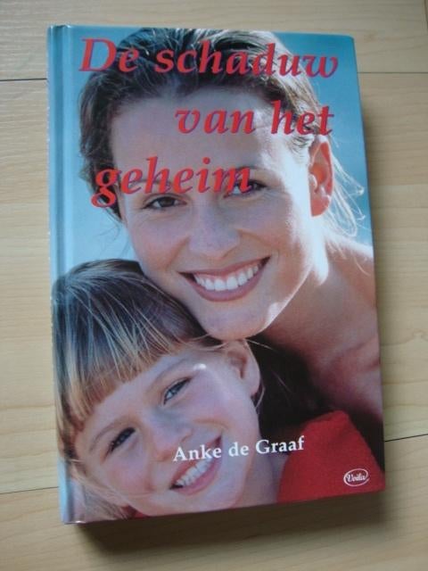 DE SCHADUW VAN HET GEHEIM door Anke de Graaf, Boeken, Ophalen of Verzenden, Gelezen, Nederland
