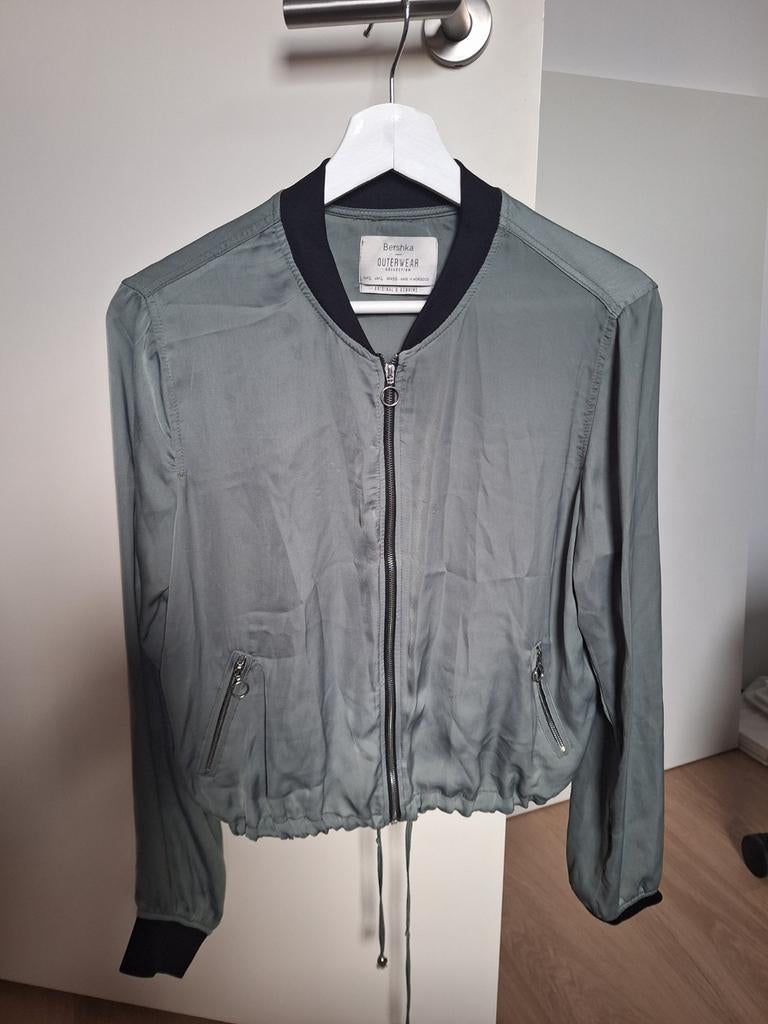 Bershka bomberjack maat L, Kleding | Dames, Jassen | Zomer, Gedragen, Maat 42/44 (L), Groen, Ophalen of Verzenden
