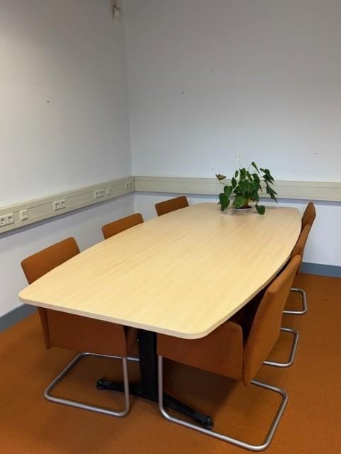 2 bureaus, 2 ladekastjes, 1 vergadertafel (6 stoelen), Ophalen, Gebruikt