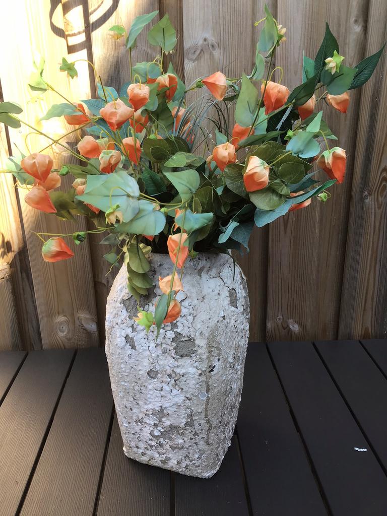 Brocante vaas/pot met boeket “kunst” bloemen., Ophalen