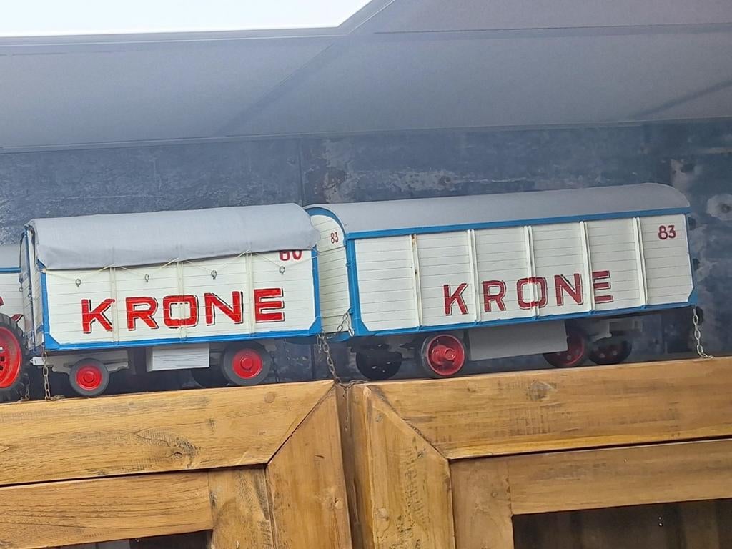 3 grote 1 op 18 circus krone wagens samen elk ca 30 cm lang, Verzamelen, Ophalen of Verzenden, Zo goed als nieuw