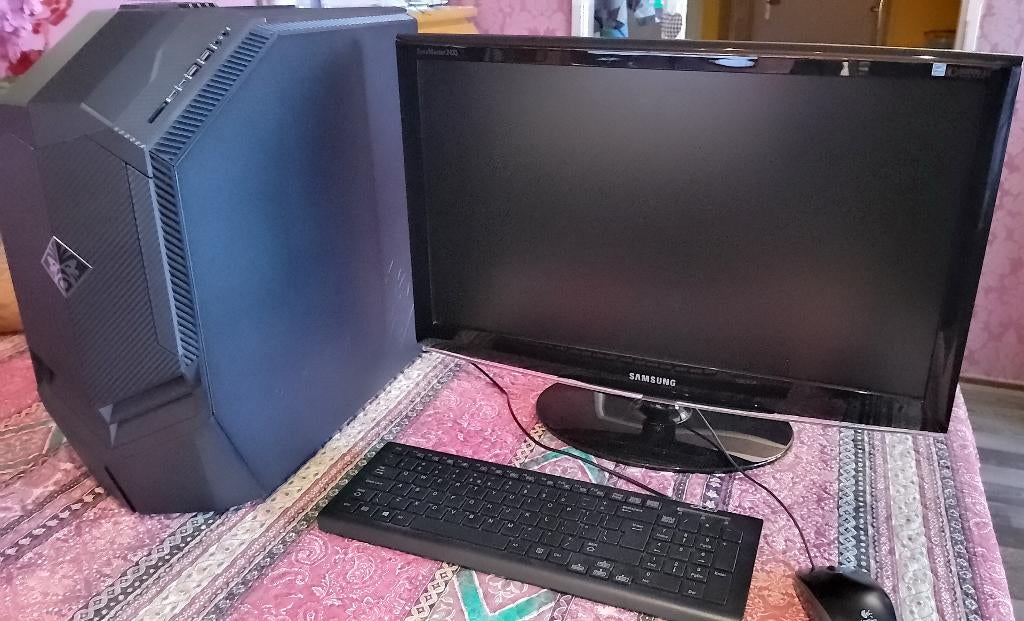 HP Omen Desktop PC 880-p1xx + Toebehoren, Met monitor, Gebruikt, 2 tot 3 Ghz, HP PC