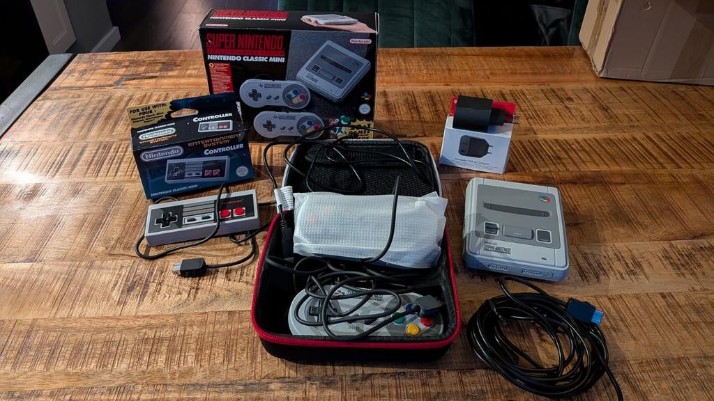 Zeer complete Nintendo SNES Classic Mini, Spelcomputers en Games, Spelcomputers | Nintendo Super NES, Ophalen of Verzenden, Zo goed als nieuw