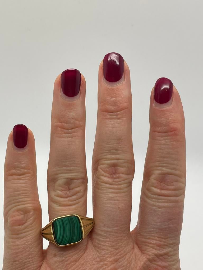 C756 Prachtige zilveren zegelring goudkleur malachiet mt 20, Sieraden, Tassen en Uiterlijk, Antieke sieraden, Ophalen of Verzenden