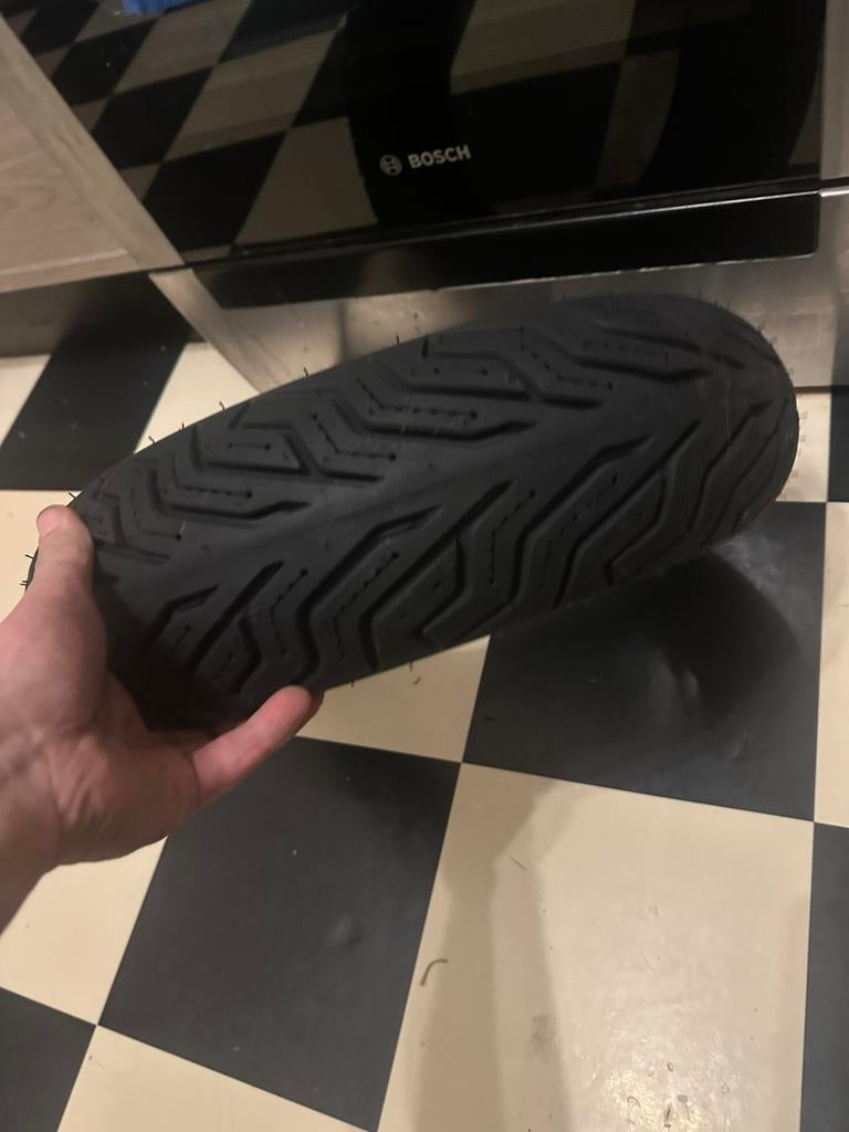 Gloednieuwe michelin band 120/70-12, Ophalen of Verzenden, Zo goed als nieuw, Maat 46/48 (XL) of groter