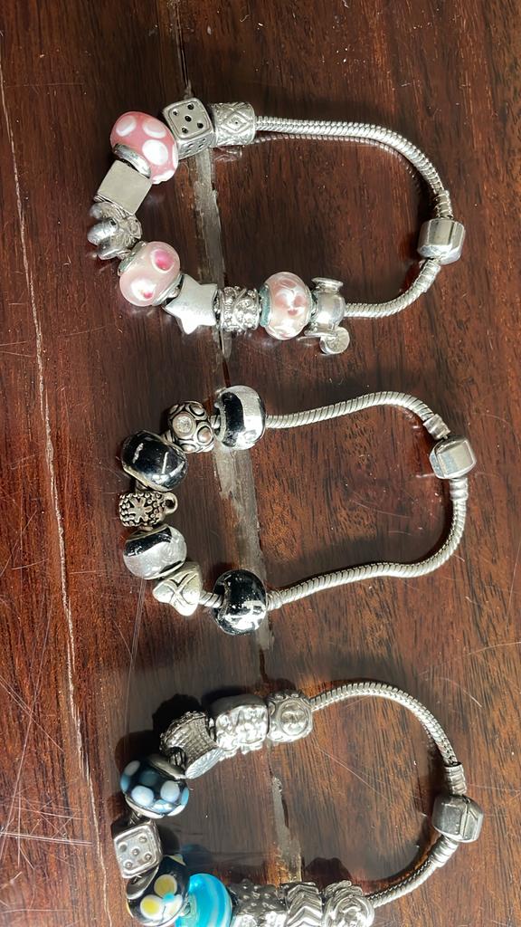 3 Pandora-stijl bedelarmbanden met diverse bedels, Ophalen of Verzenden, Gebruikt, Zilver, Met bedels of kralen