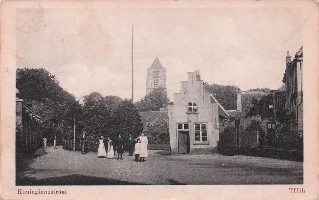 Tiel - Koninginnestraat met mensen (1927), Ophalen of Verzenden, 1920 tot 1940, Gelopen, Gelderland