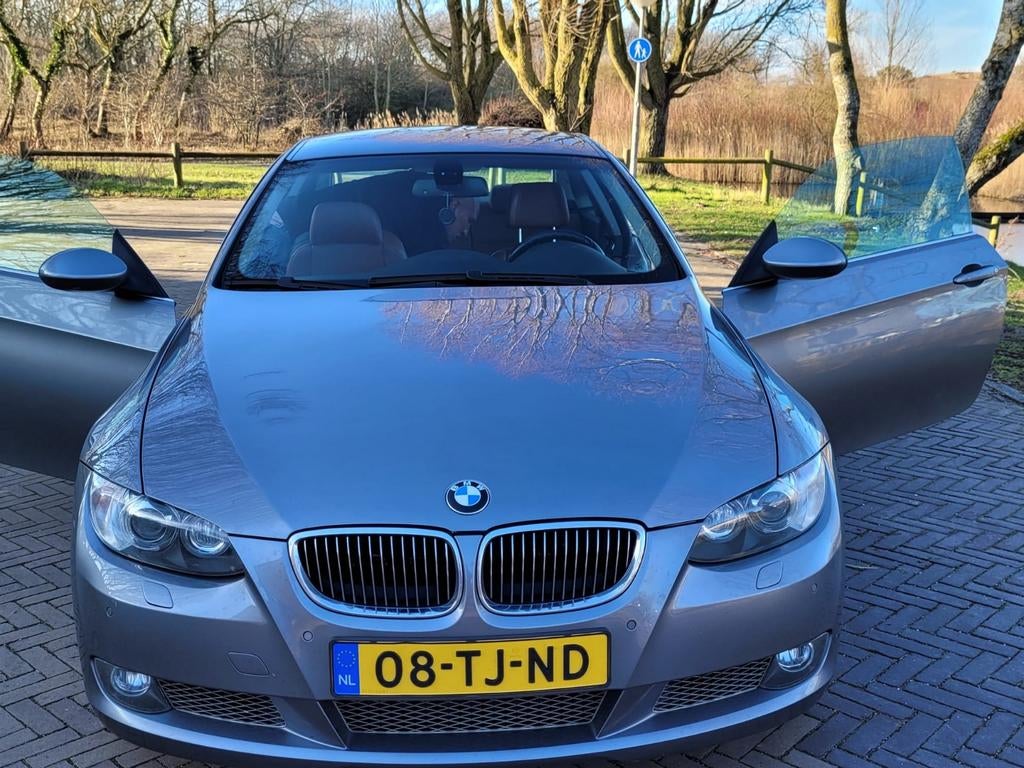 BMW 3-Serie 3.0 I 335 Coupe AUT 2006 Grijs, Auto's, BMW, Automaat, Achterwielaandrijving, 4 stoelen, Bruin