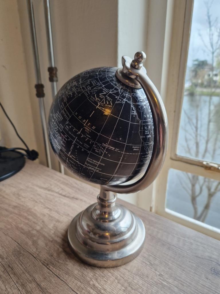 Stijlvolle Zwarte Wereldbol met Zilveren Voet, Ophalen of Verzenden