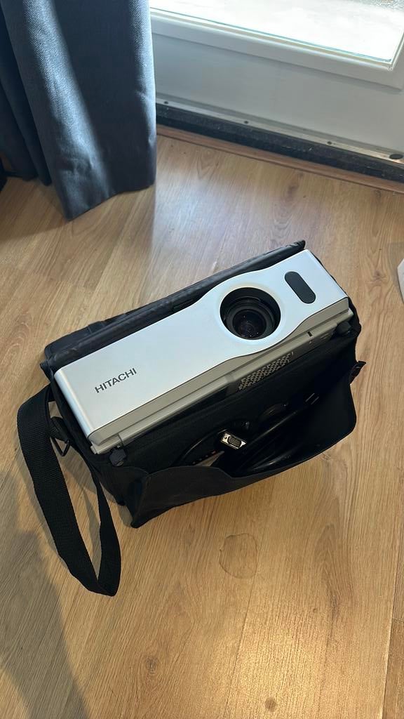 Beamer hitachi cp-x305, Audio, Tv en Foto, Beamers, Ophalen, Zo goed als nieuw