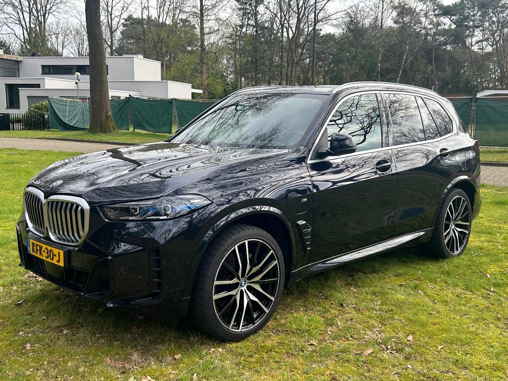 BMW X5 50e M Sport 2023 Panoramadak|Harman Kardon|Led|360, Auto's, 2395 kg, Zwart, Leder, Bedrijf